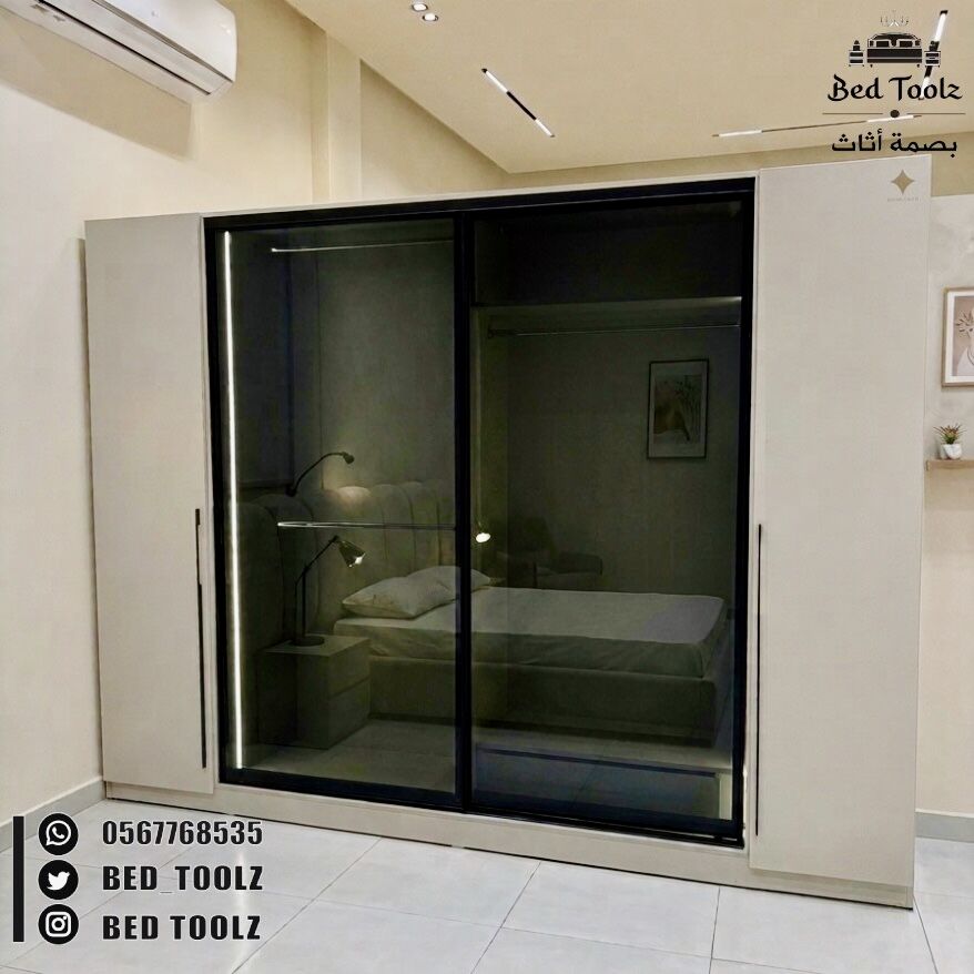 ⁦غرفة نوم دخانية مذهلة بمرايا داكنة⁩ - الصورة ⁦1⁩